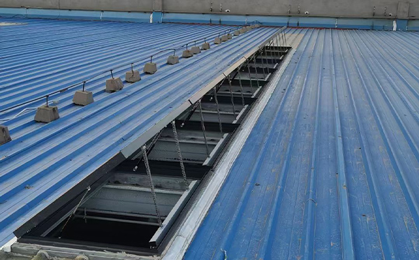 某城市大型商业综合体中庭临夏县排烟窗工程